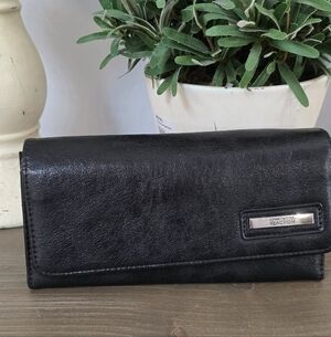1061 Kenneth Cole Reaction Wallet Trifold Clutch 8" x 4" Black Embossed Brand